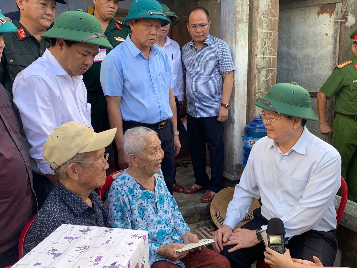 Phó Thủ tướng Chính phủ Mai Văn Chính trực tiếp thăm hỏi và tặng quà các hộ gia đình có hoàn cảnh khó khăn bị ảnh hưởng nặng nề do cơn bão số 13 (Kalmaegi) gây ra. Ảnh: Trần Thọ.