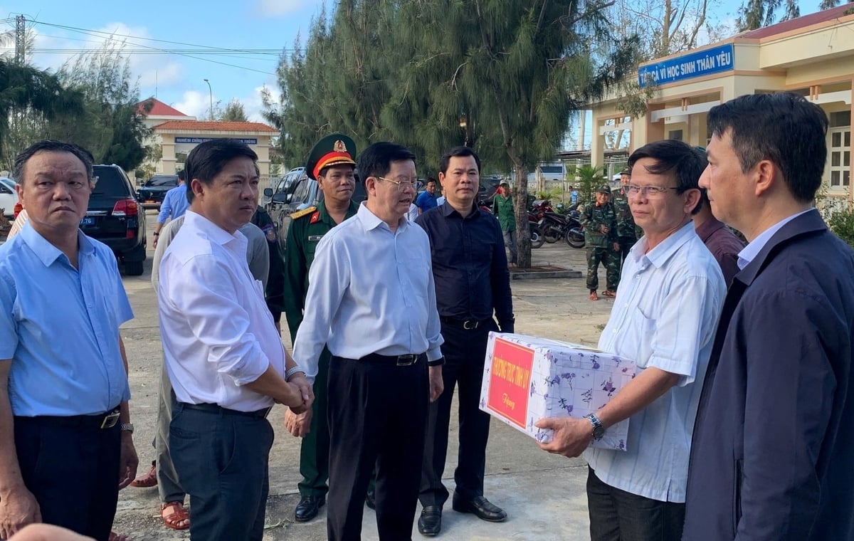 Phó Thủ tướng Mai Văn Chính tặng quà động viên thầy và trò Trường TH&THCS Cù Chính Lan. Ảnh: Trần Thọ.