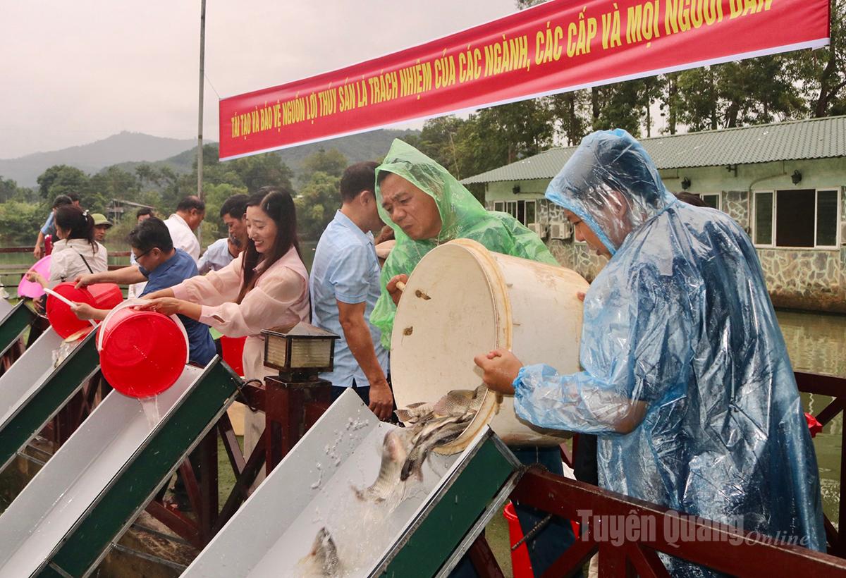 Ramai orang turut serta melepaskan ikan ke dalam sungai.