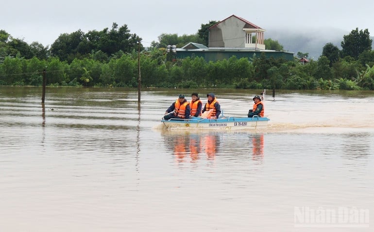 Nhiều nơi tại tỉnh Quảng Ngãi ngập sâu do mưa lũ kéo dài. Ảnh: Báo Nhân dân.