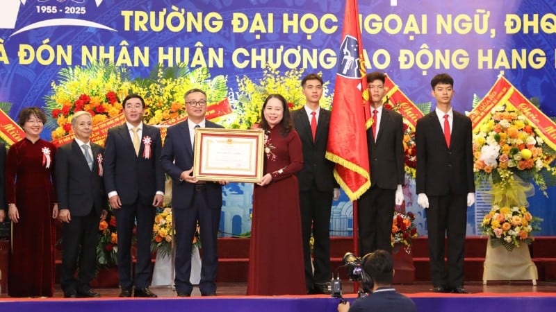 La vicepresidenta Vo Thi Anh Xuan otorgó la Medalla al Trabajo de Primera Clase a la Universidad de Lenguas Extranjeras de la Universidad Nacional de Vietnam, Hanoi.
