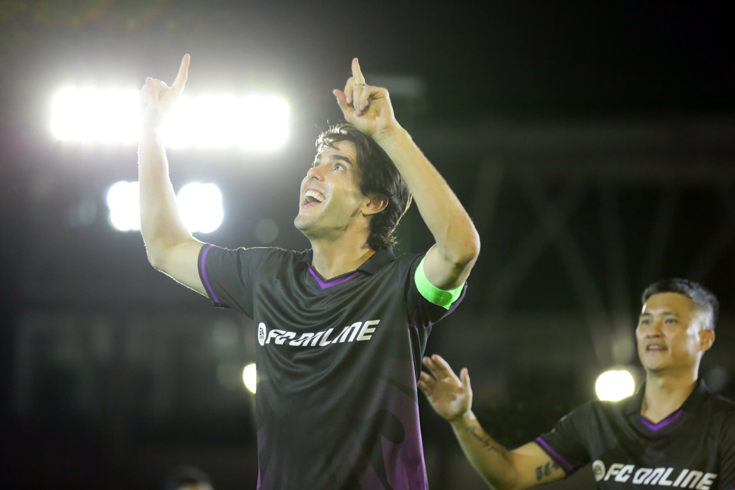 ‘Thiên thần’ Kaka và huyền thoại Figo truyền cảm hứng bóng đá đến Việt Nam- Ảnh 1.