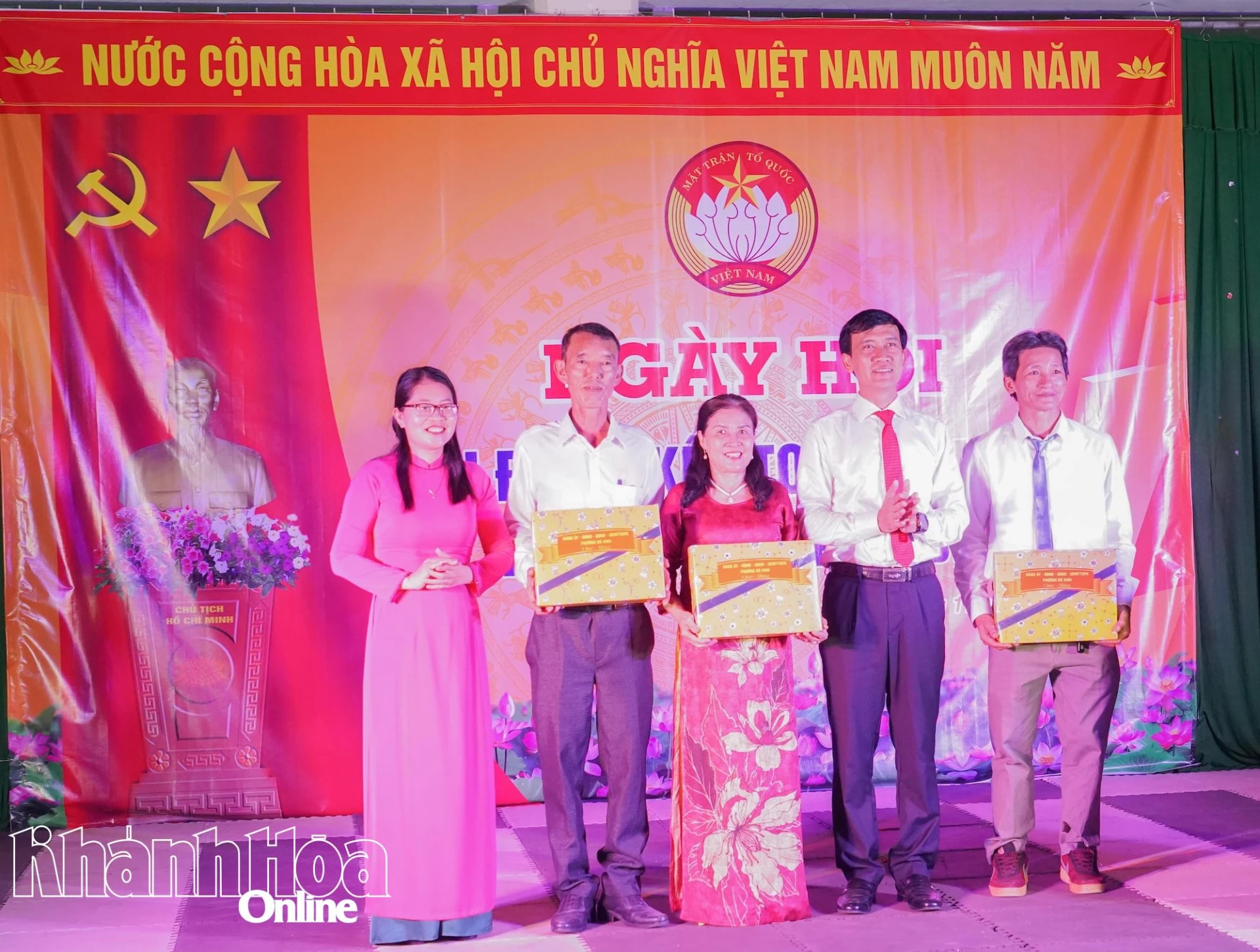 Керівники району До Вінь вручили подарунки представникам Робочого комітету Міжжитлового фронту районів 2, 3 та 8 району До Вінь.