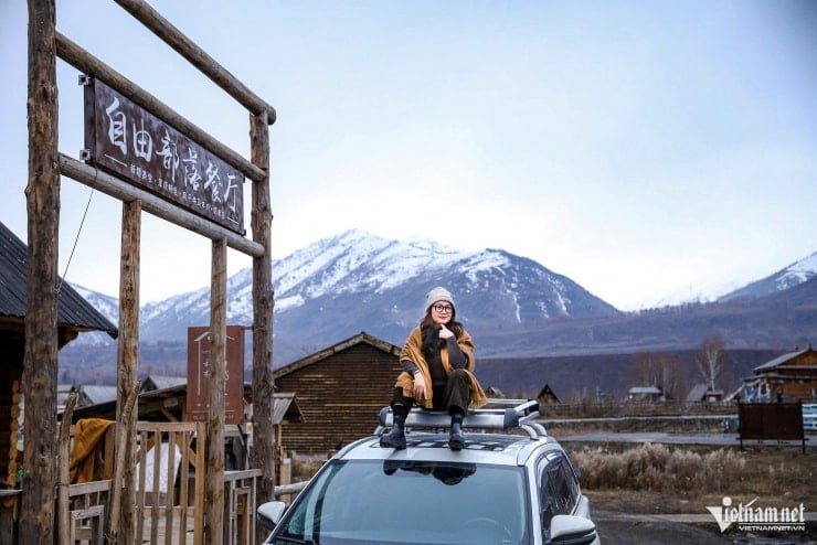 Mevrouw Lam Hanh en haar auto tijdens haar reis in het dorp Hemu