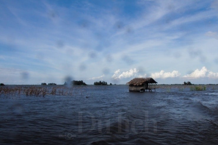 ខែវិច្ឆិកា នាំមកនូវភ្លៀងធ្លាក់ខ្លាំង និងផ្គររន្ទះ បន្ថែមពីលើលំហូរដ៏អ៊ូអរនៃទន្លេមេគង្គ កាត់តាមព្រែកប្រឡាយ ដែលនាំដីល្បាប់ក្រហមទៅតំបន់ដីសណ្ត។