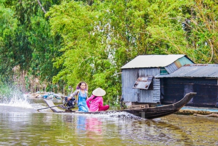 ប្រទះនឹងទូកឈើធម្មតារបស់ប្រជាជនក្នុងតំបន់នេះ ដោយមានធ្នូកោងដូចទូកង៉ូក្នុងរឿងព្រេងនិទាន។