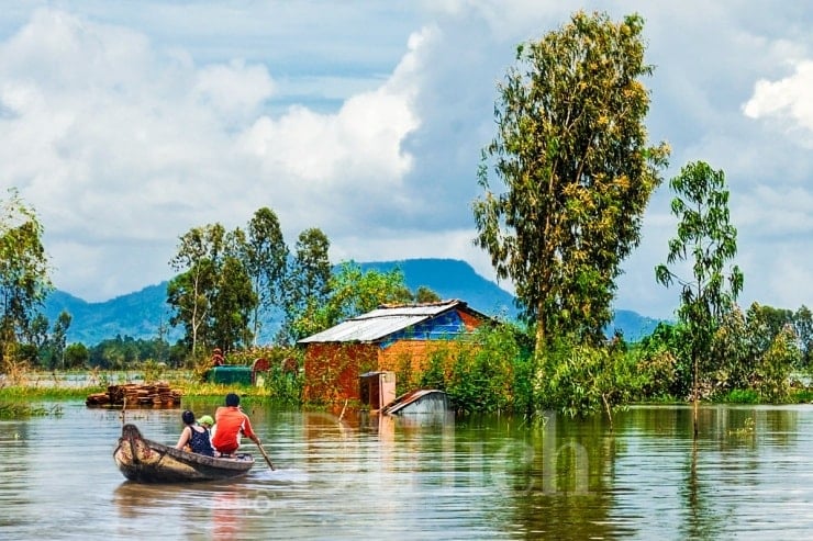 ទឹកស្រកចុះ សំឡេងគ្រហឹម និងមនុស្សស្រែកហៅគ្នាទៅវិញទៅមកនៅពេលរសៀលថ្ងៃមានពន្លឺថ្ងៃ។ អ្នករាល់គ្នាសប្បាយចិត្តព្រោះរដូវប្រមូលផលថ្មីជិតចាប់ផ្ដើម។