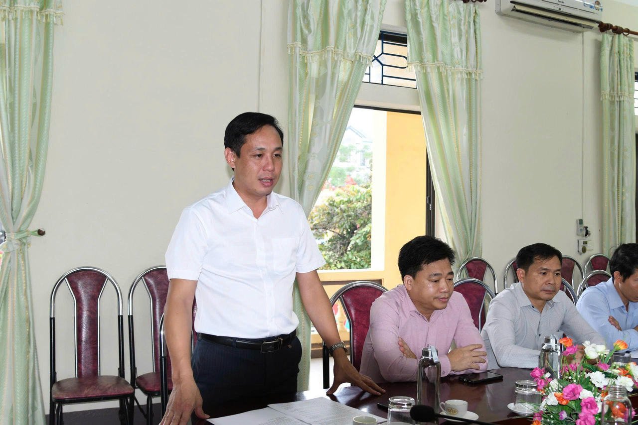 លោក Phung Thanh Son លេខាគណៈកម្មាធិការបក្សឃុំ Lien Minh ថ្លែងក្នុងពិធីប្រគល់ថវិកា