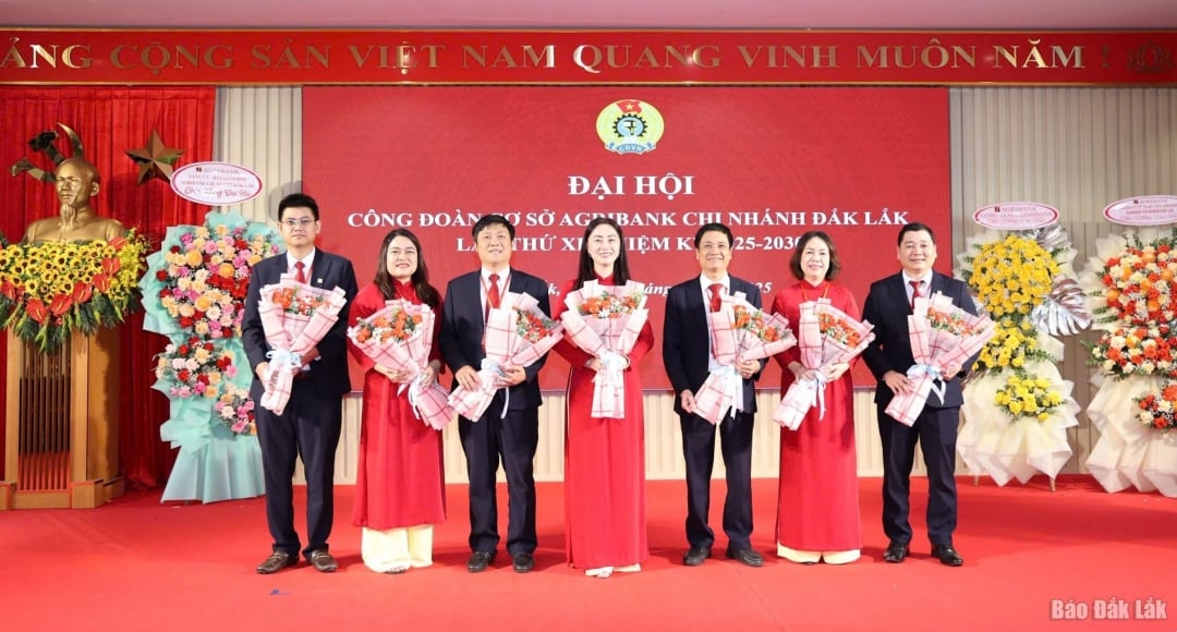 تم تقديم اللجنة التنفيذية لنقابة فرع بنك أجريبانك داك لاك للفترة 2025-2030 إلى المؤتمر.