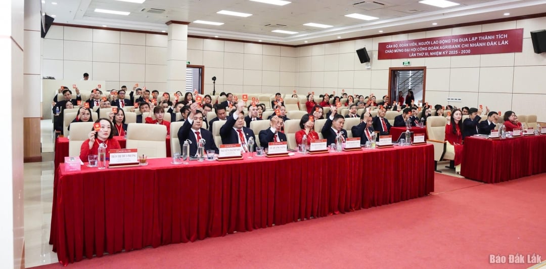 صوت المندوبون على الموافقة على أهداف قرار مؤتمر مندوبي نقابة عمال بنك الزراعة، فرع داك لاك، للفترة 2025-2030