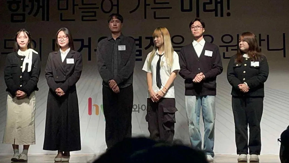 Le Thi Thuy Linh dan Nghiem Phuong Dung (1 dan 2 dari kiri) bersama pelajar di majlis anugerah biasiswa global Wooduk 2025