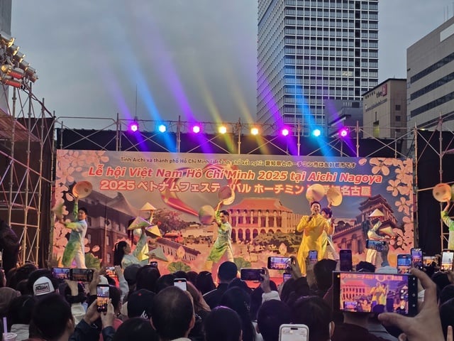 Đông Hùng hát 'Tiến quân ca' trước 10.000 khán giả tại Nhật Bản- Ảnh 2.