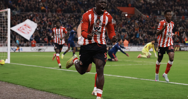 Sunderland quả cảm, Arsenal đánh rơi chiến thắng phút bù giờ