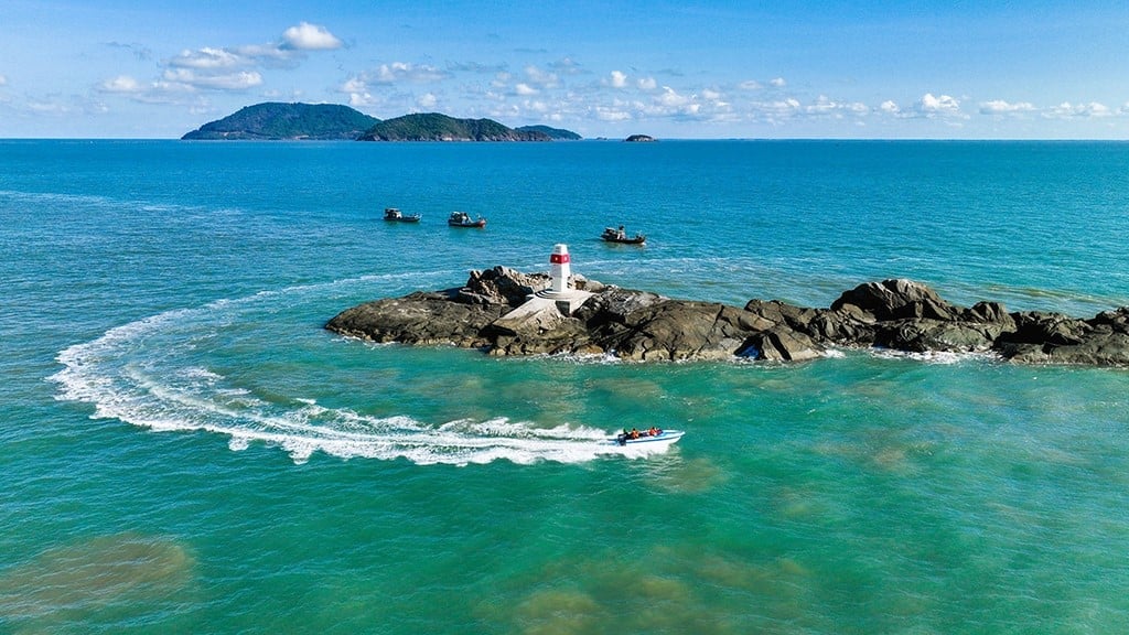 Ảnh mốc cơ sở và mốc định hướng A2 hiện diện trên Hòn Đá Lẻ thuộc cụm đảo Hòn Khoai (tỉnh Cà Mau). Đây không chỉ là bằng chứng rõ nhất trong tuyên bố của Chính phủ nước CHXHCN Việt Nam về đường cơ sở dùng để tính chiều rộng lãnh hải Việt Nam, mà còn là biểu tượng khẳng định chủ quyền của nước CHXHCN Việt Nam trên biển. Ảnh: Nguyễn Độc Lập.