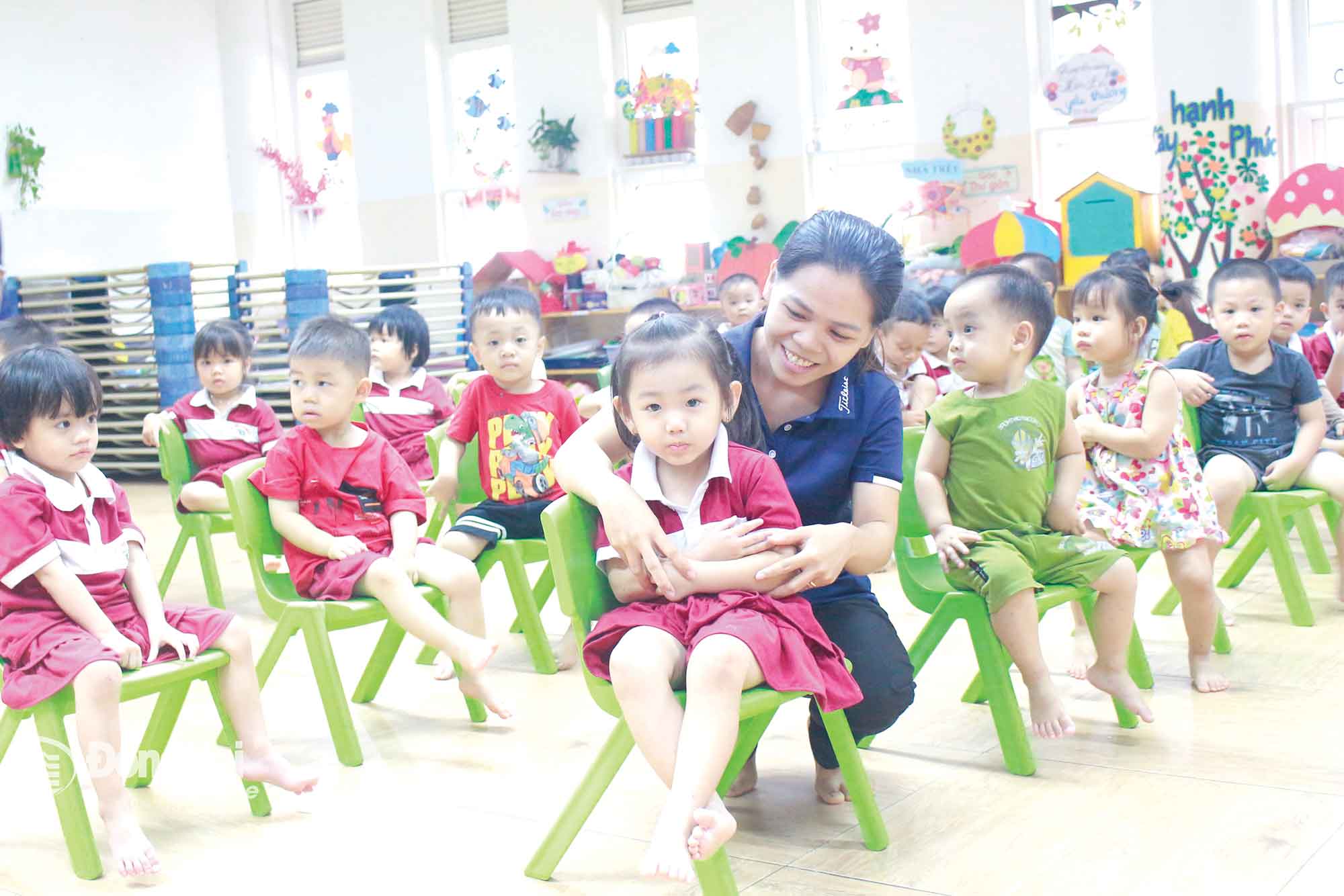 គ្រូបង្រៀននៅសាលាមត្តេយ្យ Thai Quang តែងតែបង្ហាញក្តីស្រលាញ់ និងការយកចិត្តទុកដាក់ចំពោះកុមារគ្រប់មេរៀន។ រូបថត៖ ថាវ ម៉ី  