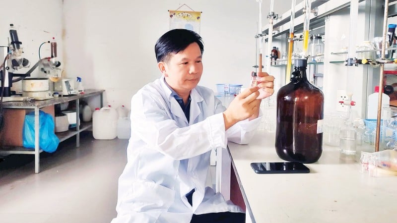 Ansatte ved Institute of Advanced Technology (Vietnam Academy of Science and Technology) sjekker resultatene av aktive ingredienser etter utvinning av burot. (Foto: DUNG HIEU)