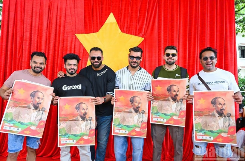 Internasjonale turister kommer til Hanoi i anledning nasjonaldagen 2. september (Foto: THANH DAT)