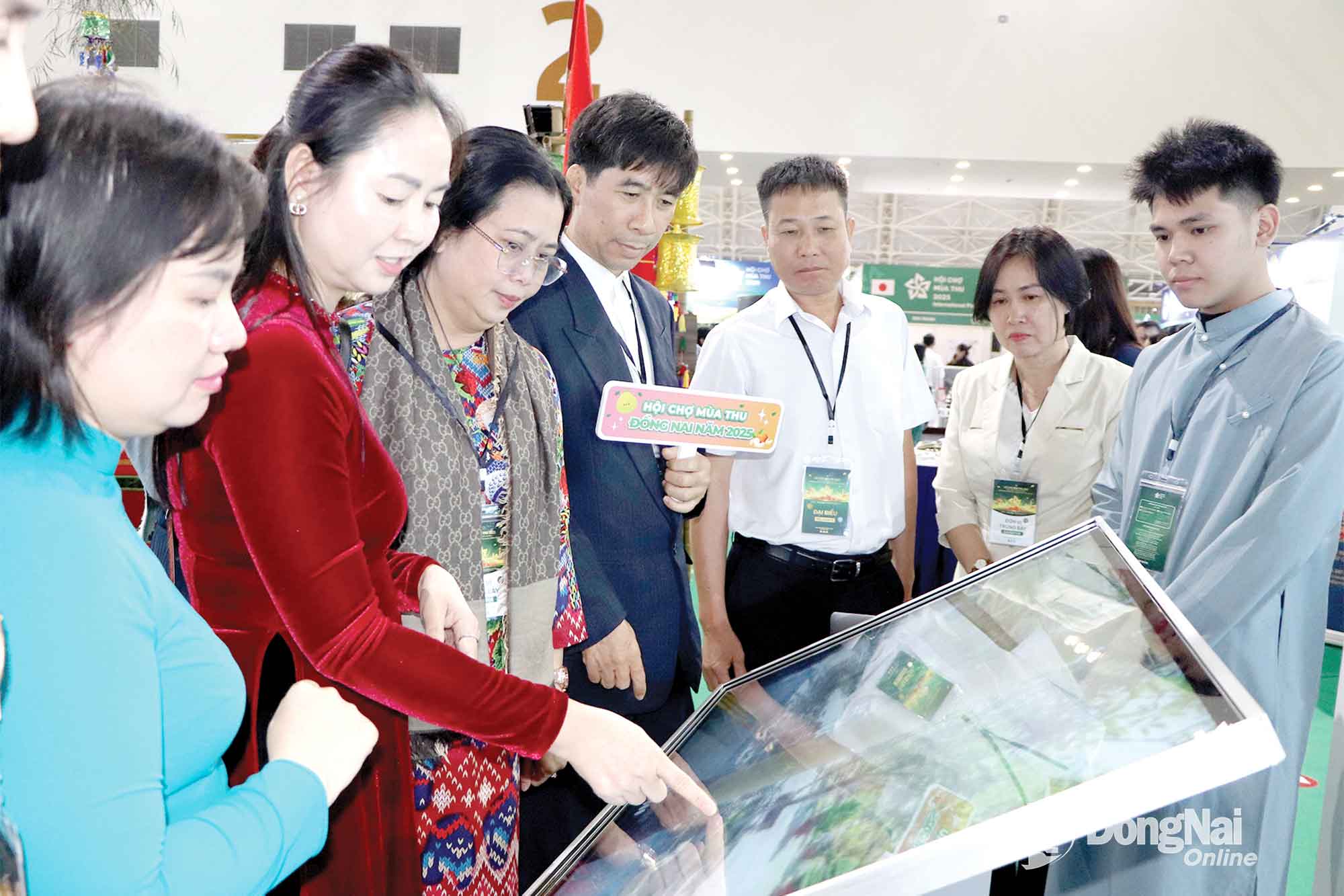 Vedoucí oddělení, poboček a sdružení si vyzkoušejí produkty virtuální reality v oblasti cestovního ruchu (na výstavní ploše provincie Dong Nai).