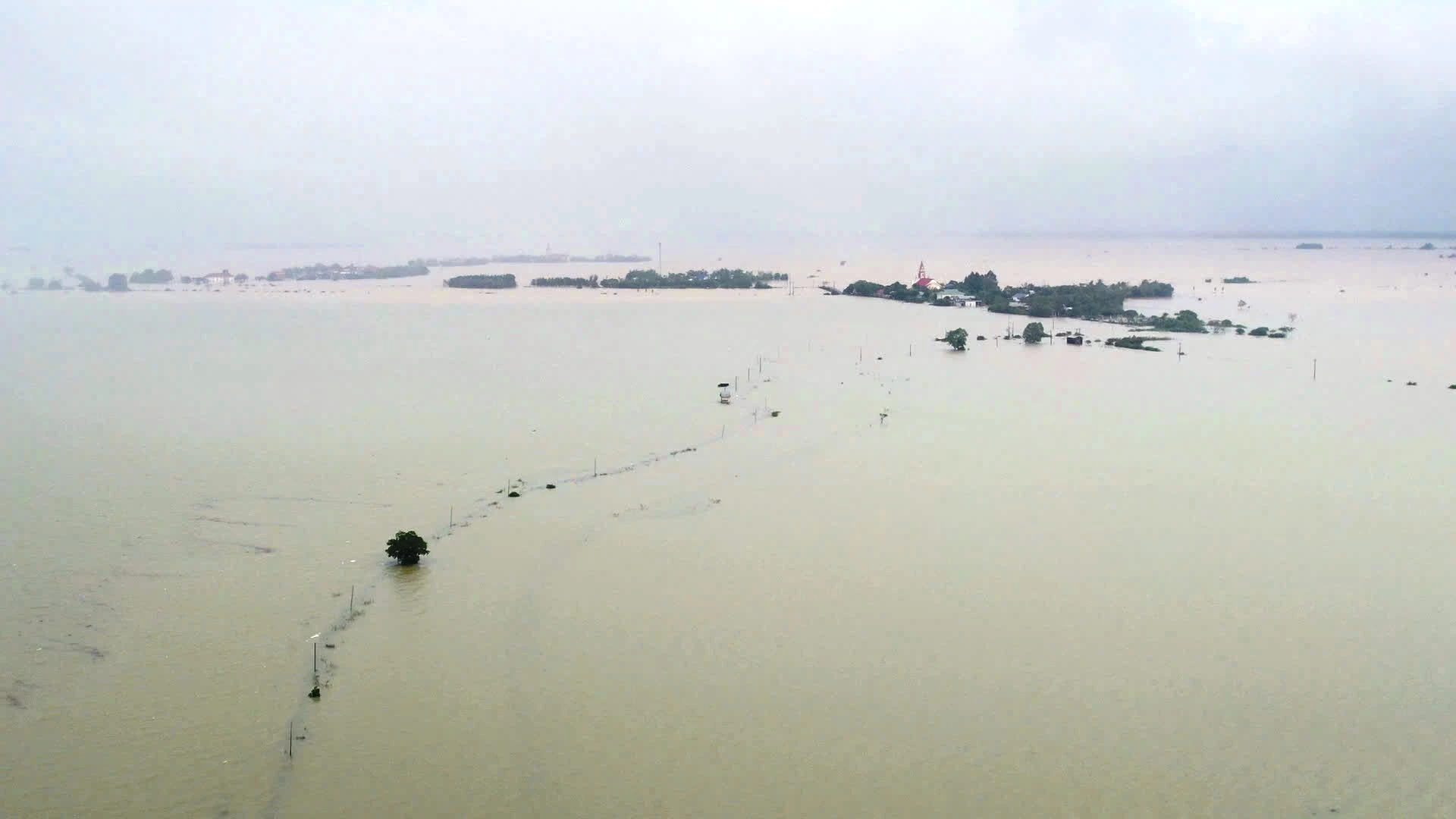 Nhìn từ trên cao, vùng Càng thấp thoáng những rặng cây và nóc nhà cao giữa biển nước - Ảnh: Đ.V