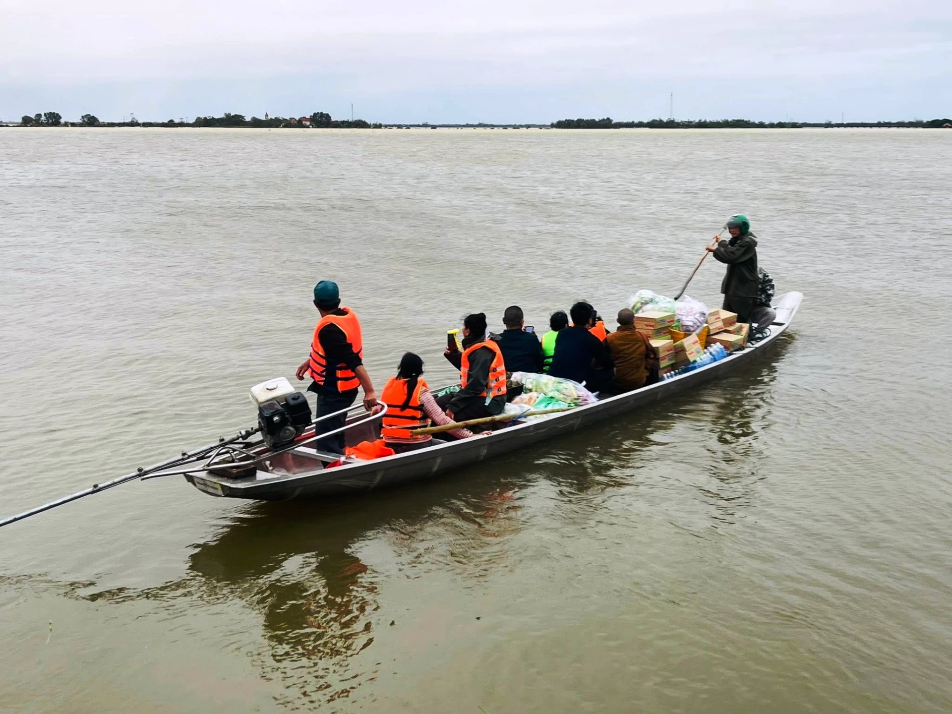 Các hoạt động hỗ trợ người dân vùng Càng trong đợt lũ vừa qua - Ảnh: Đ.V