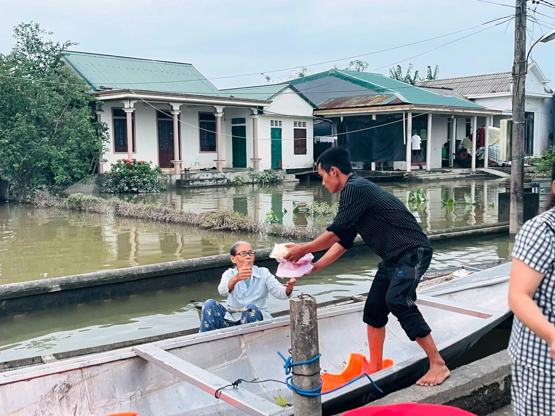 Các hoạt động hỗ trợ người dân vùng Càng trong đợt lũ vừa qua - Ảnh: Đ.V