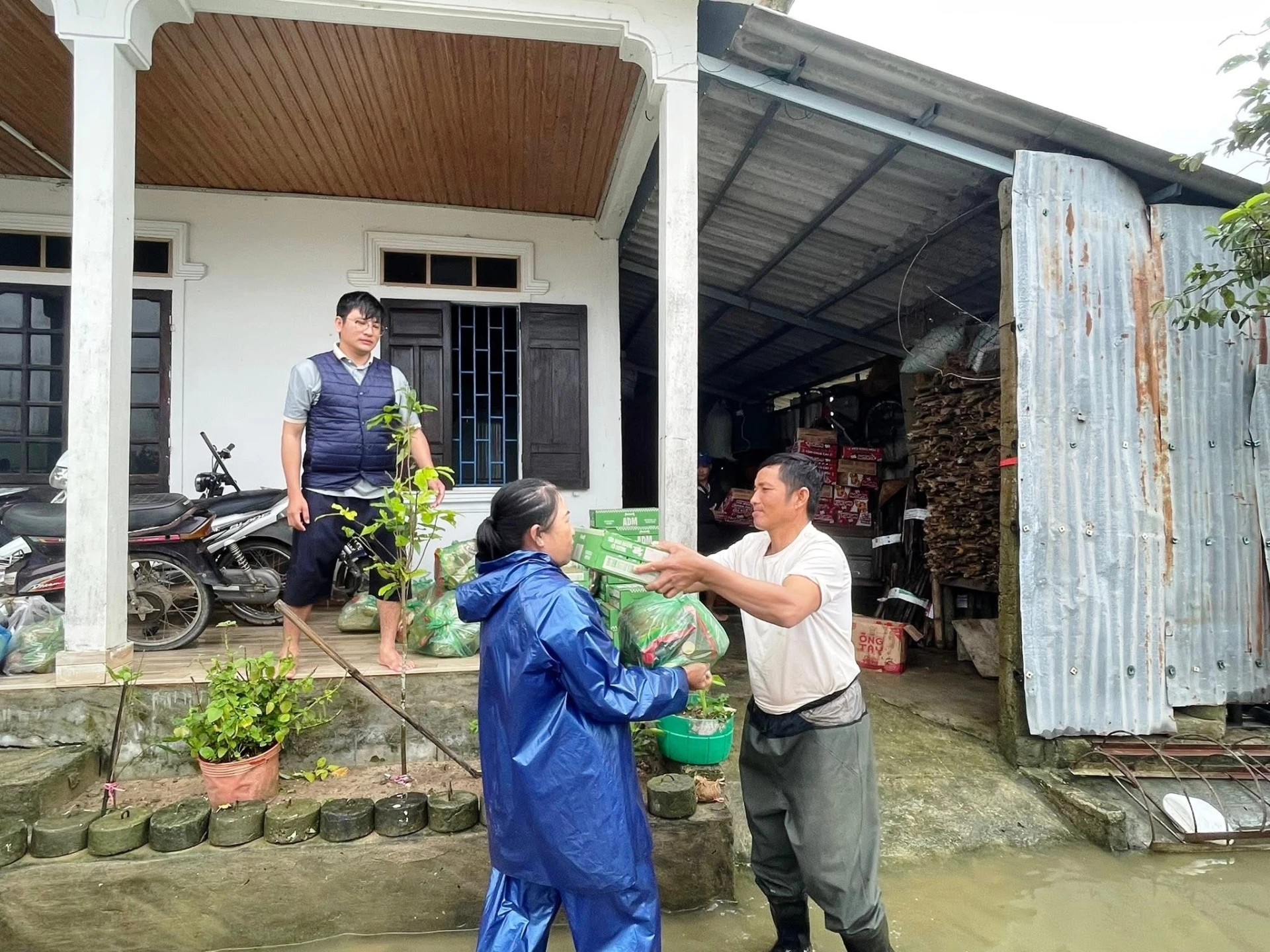 Các hoạt động hỗ trợ người dân vùng Càng trong đợt lũ vừa qua - Ảnh: Đ.V