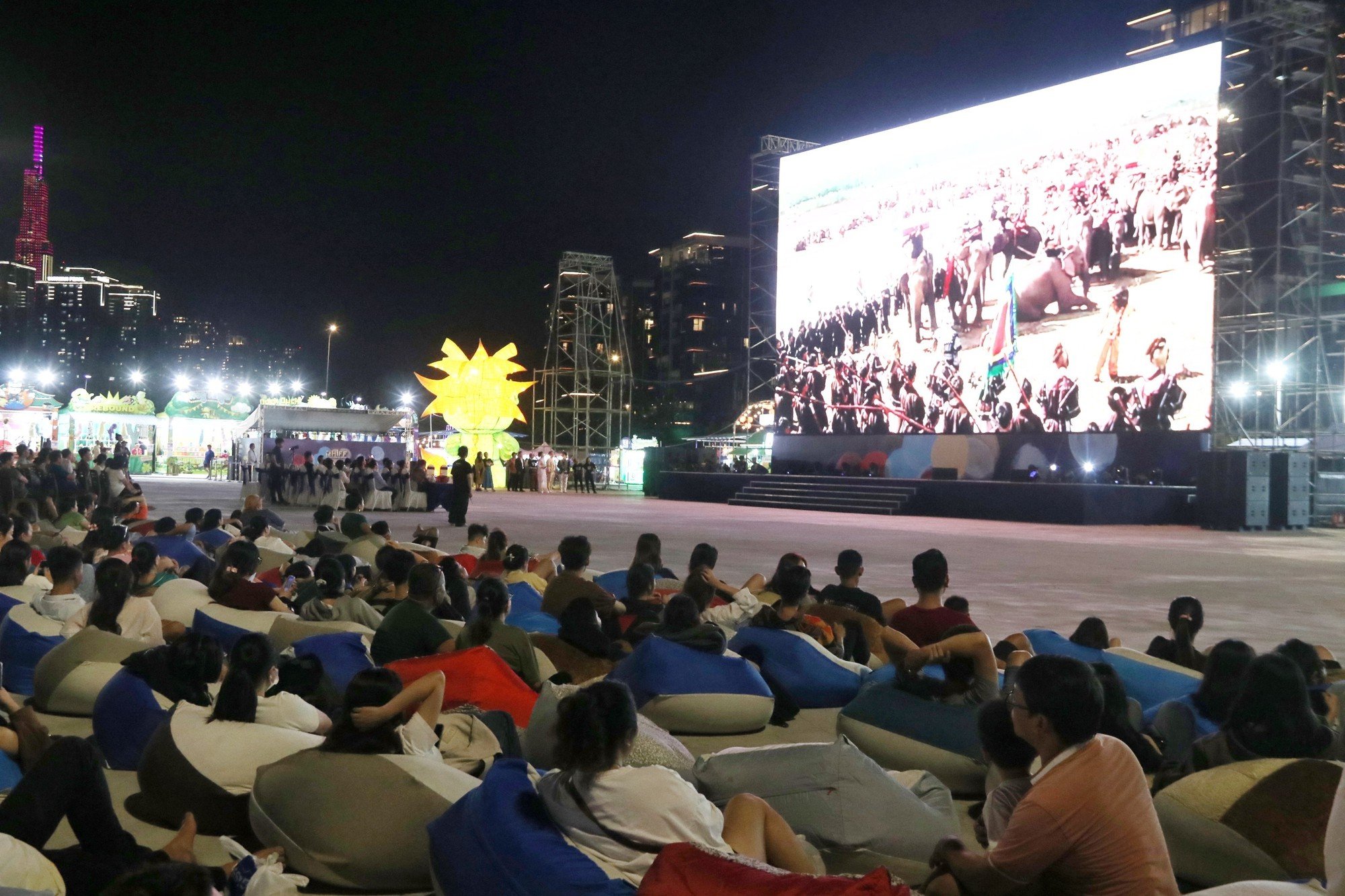 'Cú hích' cho ngành công nghiệp điện ảnh- Ảnh 1.