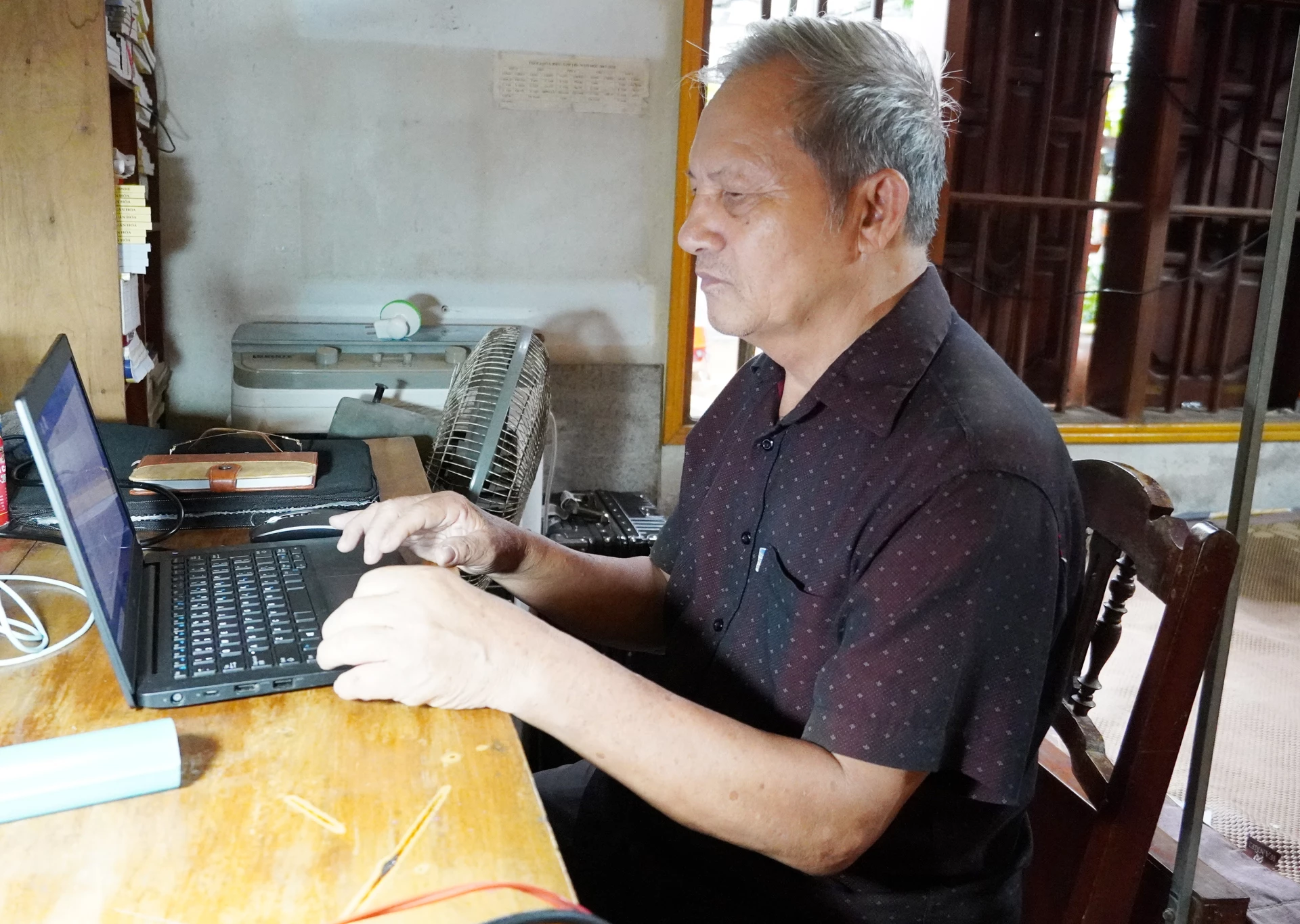 Trots sin höga ålder skriver Dinh Tien Hung fortfarande flitigt böcker för att finna glädje - Foto: X.V