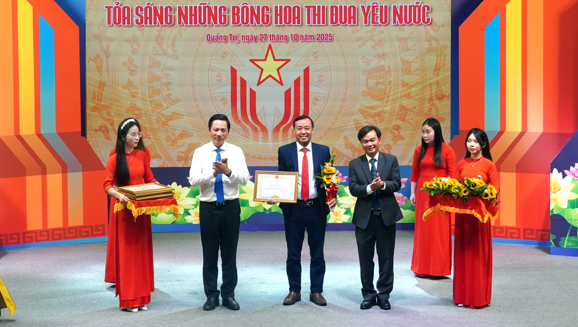 Provinsledarna delade ut ett förtjänstcertifikat från ordföranden för den provinsiella folkkommittén till Mr. Le Thanh Trien, chef för Quang Thuy Wooden Chopsticks Production and Trading Cooperative, vid utbytesprogrammet för avancerade emuleringsmodeller, den första patriotiska emuleringskongressen i Quang Tri-provinsen, perioden 2025-2030 - Foto: N.M