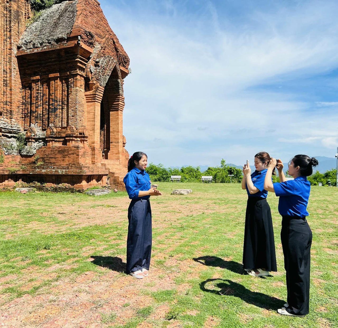 មោទនភាពនៃ Tuy Phuoc Bac - សម្រស់ជារៀងរាល់សប្តាហ៍” គឺជាកម្មវិធីមួយដែលត្រូវបានអនុវត្តដោយសម្ព័ន្ធយុវជនឃុំ Tuy Phuoc Bac (ខេត្ត Gia Lai) ក្នុងគោលបំណងលើកកម្ពស់ប្រពៃណីវប្បធម៌ និងប្រវត្តិសាស្ត្រដែលផ្សារភ្ជាប់ជាមួយនឹងការអភិវឌ្ឍន៍ទេសចរណ៍ក្នុងតំបន់។ (ប្រភព៖ M.N)