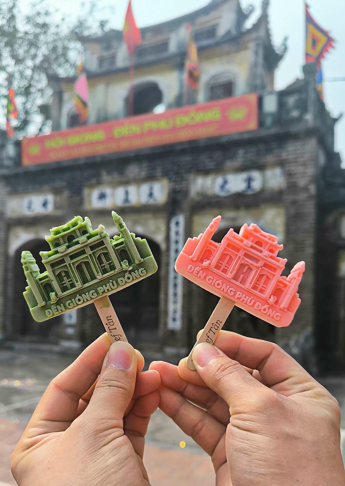 ការ៉េម​ដែល​បោះពុម្ព​ដោយ​រូបភាព​វត្ថុបុរាណ​វប្បធម៌​ប្រវត្តិសាស្ត្រ​របស់ Ly Hai Hoang Tan ត្រូវ​បាន​អ្នក​ទេសចរ​ជា​ច្រើន​ចូលចិត្ត។ (ប្រភព៖ Ly Hai Hoang Tan)