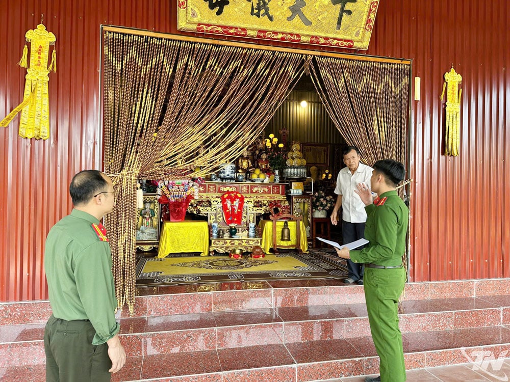 Policie okresu Tich Luong řídí protipožární práce v chrámu Na Giang.