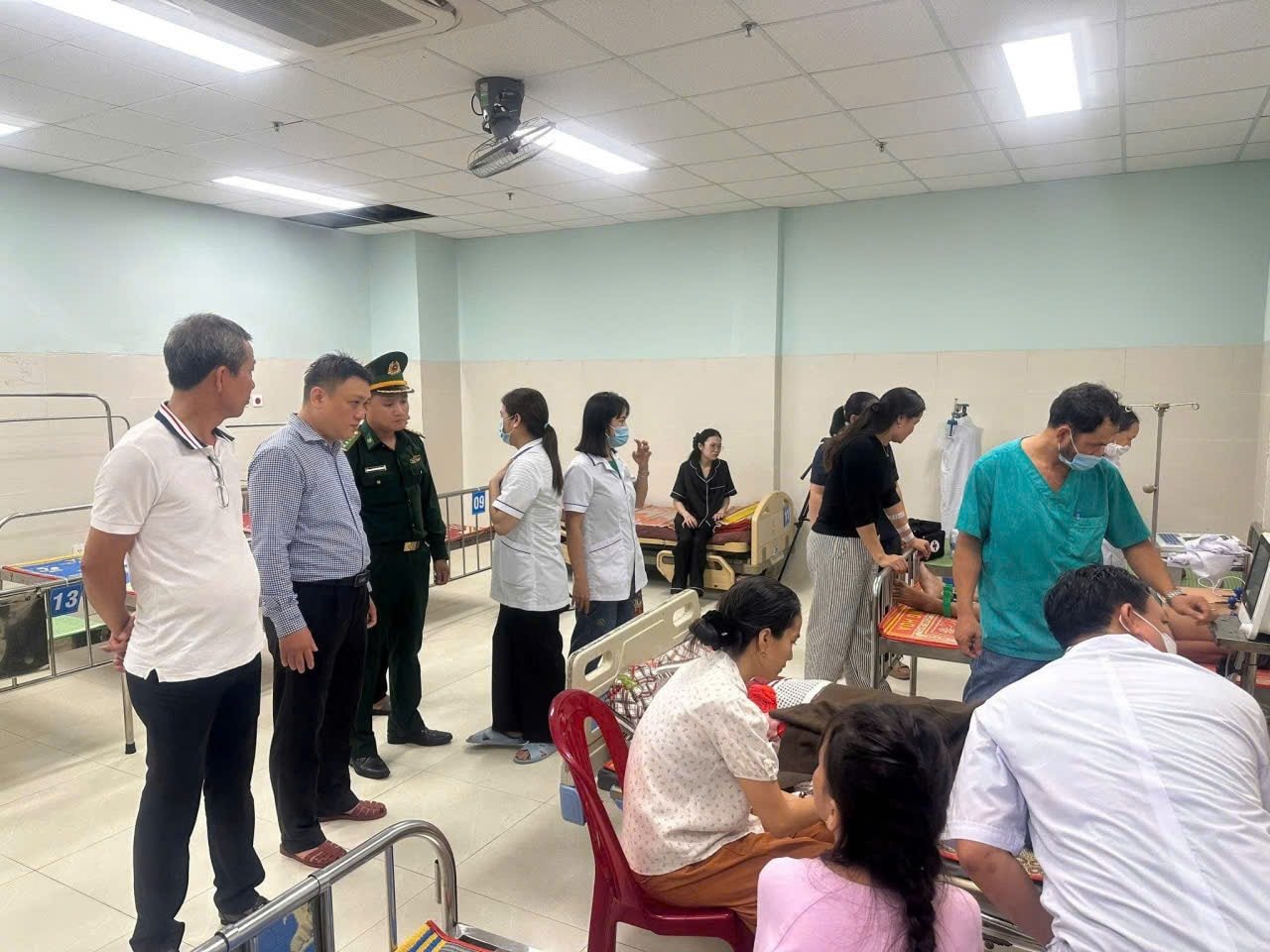 Cả 3 ngư dân bị sóng cuốn trôi được cứu, 2 người đã về Lý Sơn- Ảnh 1.