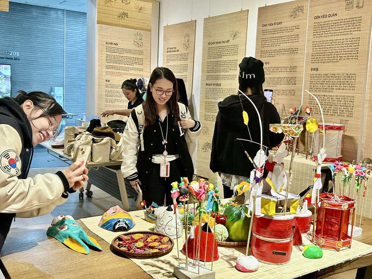 អ្នកទស្សនារីករាយនឹងលក្ខណៈពិសេសប្លែកៗនៃវប្បធម៌វៀតណាមនៅឯកន្លែងតាំងពិព័រណ៍សិល្បៈប្រដាប់ក្មេងលេងវៀតណាមដែលប្រព្រឹត្តទៅនៅប្រទេសកូរ៉េចាប់ពីថ្ងៃទី 1 ខែវិច្ឆិកាដល់ថ្ងៃទី 1 ខែធ្នូ ឆ្នាំ 2025។ (ប្រភព៖ BTDTHVN)