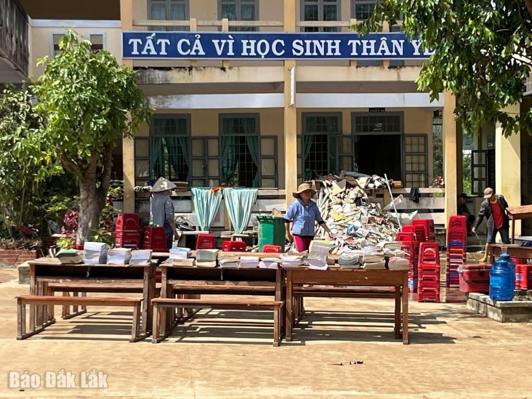 Phơi sách vở, tài liệu bị ướt tại Trường THCS Lê Văn Tám, xã Phú Mỡ. Ảnh: Hồ Như
