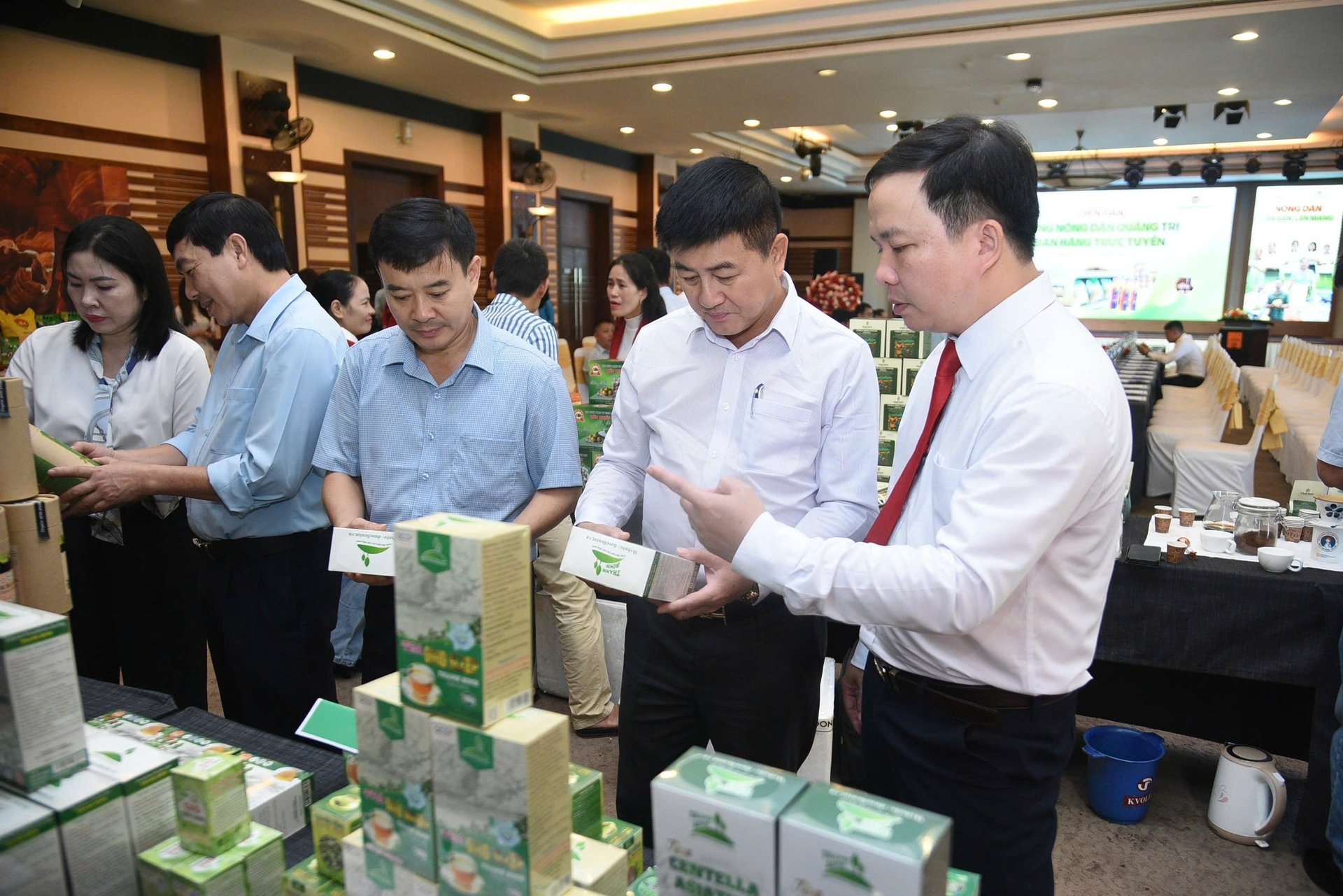 12 sản phẩm OCOP đặc trưng của tỉnh được trưng bày tại diễn đàn. Ảnh: T. A.