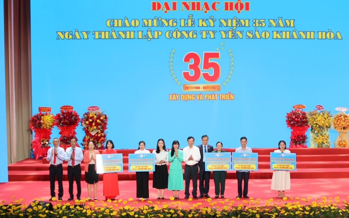 Công ty Yến sào Khánh Hòa trao 100 suất học bổng cho học sinh nghèo vượt khó tại các địa phương trên địa bàn tỉnh Khánh Hòa. Ảnh: Phương Chi.
