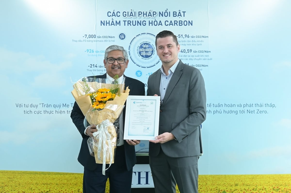 Ông Arghya Mandal – Tổng Giám đốc Công ty Cổ phần Sữa TH nhận chứng nhận trung hoà carbon. Ảnh: Tùng Đinh.