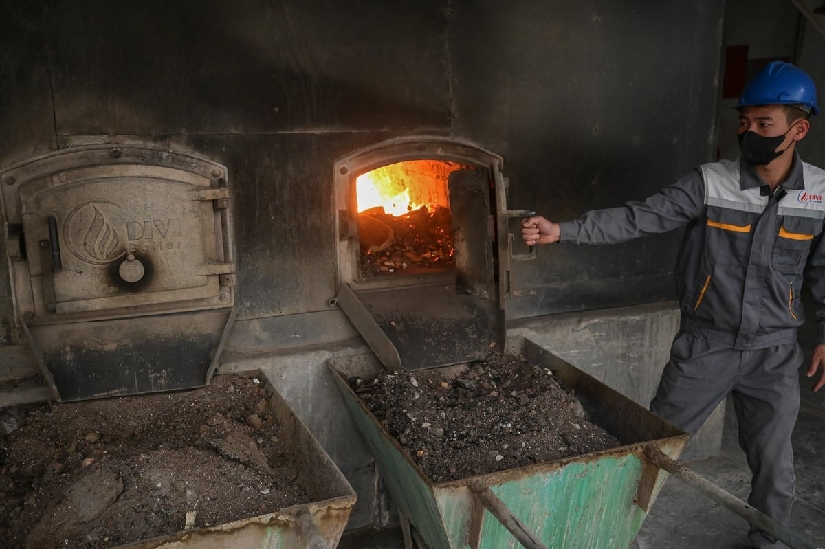 Nhiên liệu được Tập đoàn TH chuyển từ dầu sang vụn, dăm gỗ. Ảnh: Tùng Đinh.