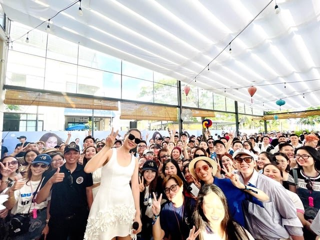 Mỹ Tâm giao lưu cùng khán giả trước giờ diễn