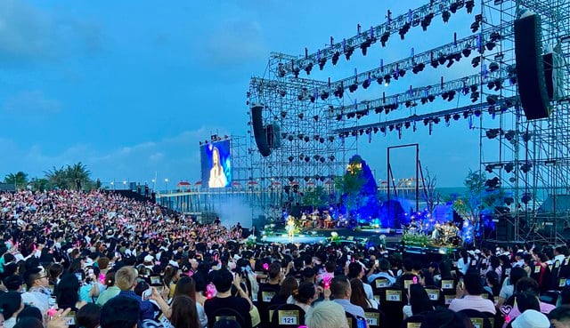 Mỹ Tâm mở màn liveshow My Soul 1981 vào lúc 18 giờ để khán giả có thể thưởng thức âm nhạc trước ánh hoàng hôn trên biển