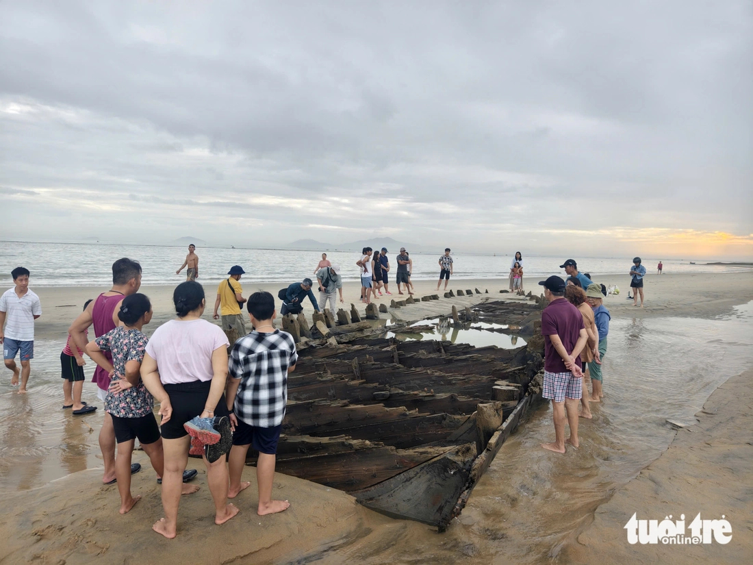 Người dân kéo đến xem tàu cổ nổi lên ở biển Hội An từ sáng sớm, lai lịch con tàu ra sao? - Ảnh 1.