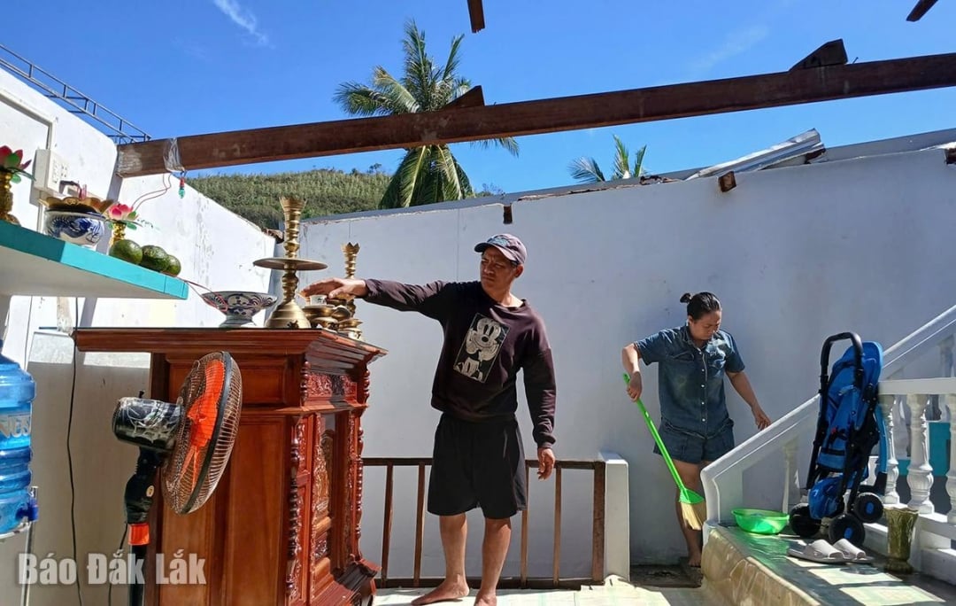 ຄອບຄົວ​ໜຶ່ງ​ຢູ່​ໝູ່​ບ້ານ 2, ຕາ​ແສງ ຊວນ​ລົກ ພວມ​ທຳ​ຄວາມ​ສະ​ອາດ​ເຮືອນ​ຫຼັງ​ໜຶ່ງ​ຫຼັງ​ຈາກ​ລົມ​ພາຍຸ​ເລກ 13 ພັດ​ຜ່ານ. ພາບ: ເຈີ່ນຮື