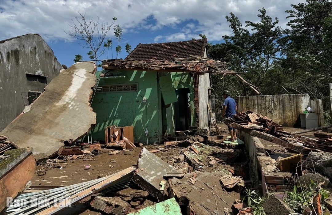 ​ເຮືອນ​ຫຼັງ​ໜຶ່ງ​ຢູ່​ຕາ​ແສງ ຟູ​ມົວ ​ໄດ້​ຮັບ​ຄວາມ​ເສຍ​ຫາຍ​ຢ່າງ​ໜັກໜ່ວງ​ພາຍຫຼັງ​ພາຍຸ. ພາບ: ໂຮ່ຈີ໋