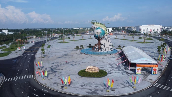 CLIP: Cận cảnh quảng trường 278 tỉ đồng, biểu tượng ngành hàng tỉ USD ở Cà Mau - Ảnh 3.