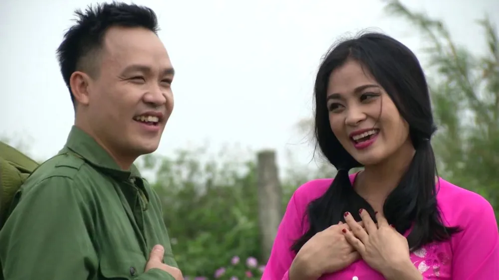 Singer Giap Thinh and Chu Hoai Phuong sing a duet of the song 
