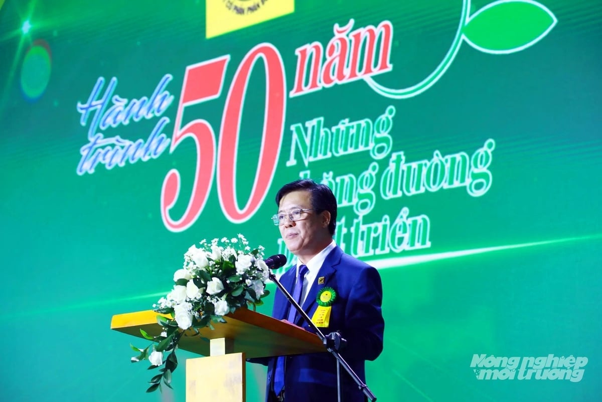 Ông Ngô Văn Đông, Tổng Giám đốc Công ty CP Phân bón Bình Điền chia sẻ Bình Điền luôn tri ân thế hệ đi trước đã tạo nền móng vững chắc và kiên định thực hiện sứ mệnh 'phụng sự nông dân'. Ảnh: Lê Hoàng Vũ.