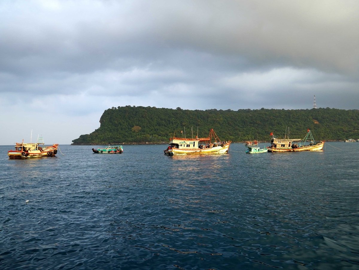  Tàu khảo sát, đo đạc địa hình đáy biển đưa kỹ sư ra khơi thu thập từng thông số địa hình đáy biển. Ảnh: Độc Lập.