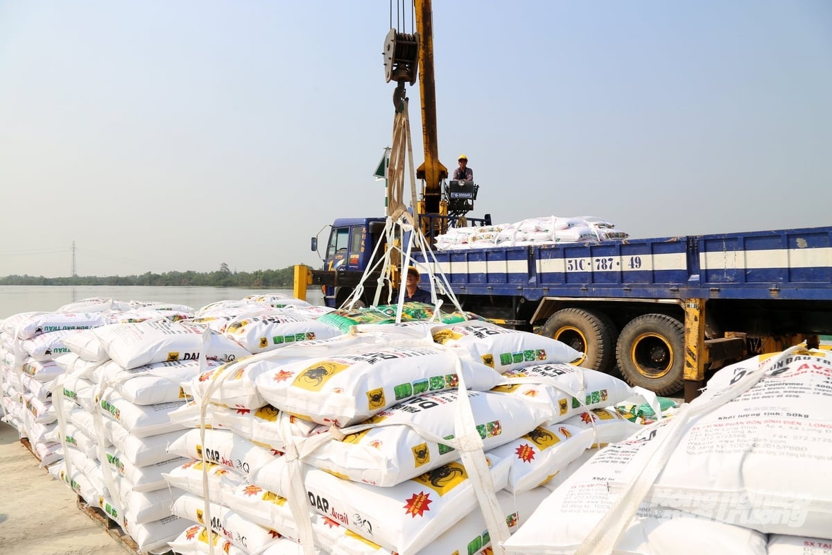 Ghe nhận hàng tại bến thủy nội địa 3.000 tấn của Công ty CP Phân bón Bình Điền - Nhà máy Phân bón Bình Điền - Long An. Ảnh: Lê Hoàng Vũ.