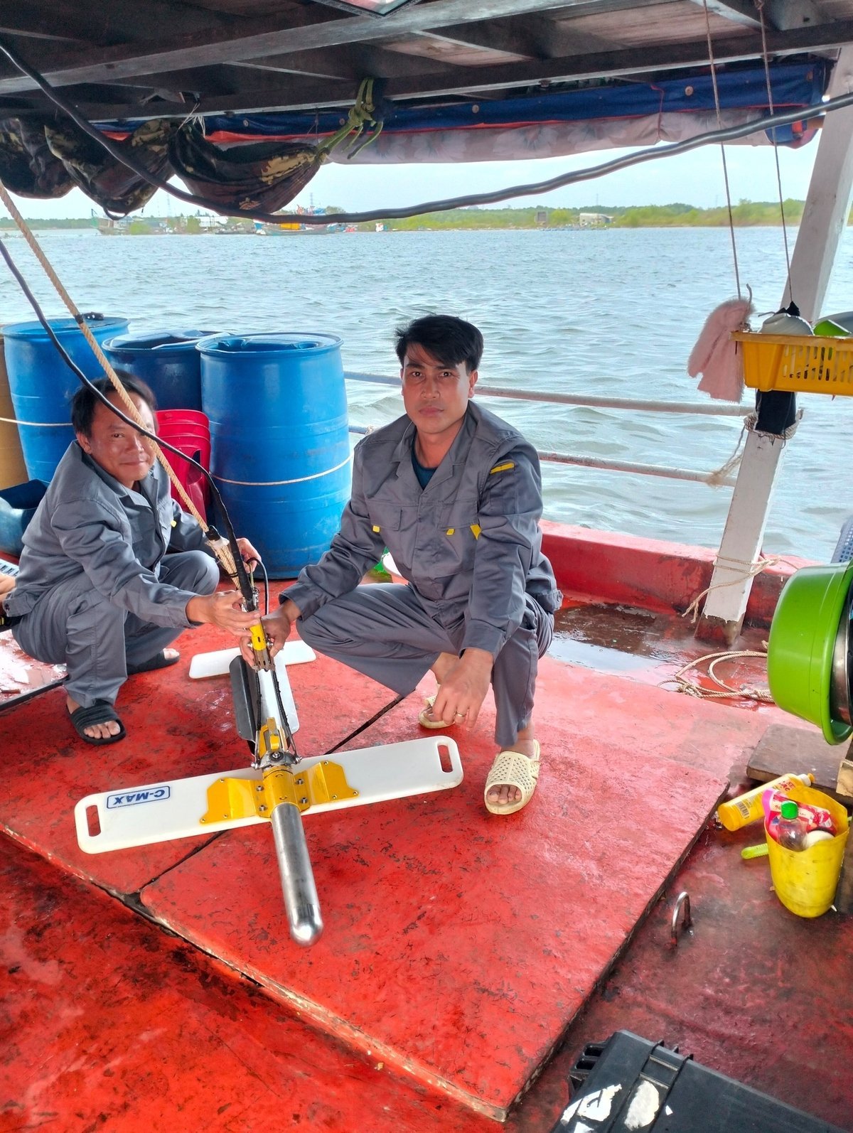 Những kỹ sư chuẩn bị máy móc thực hiện nhiệm vụ đo đạc địa hình đáy biển. Ảnh: Sơn Cường.